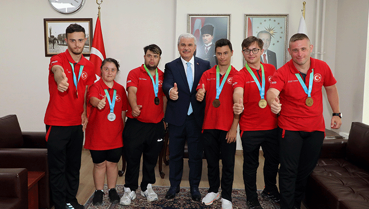İbrahim Akın, şampiyon özel sporcuları makamında ağırladı