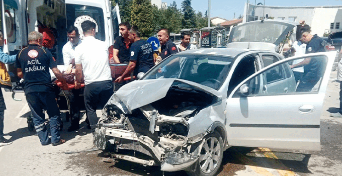 İki otomobil çarpıştı: 4 kişi yaralandı