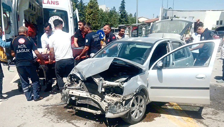 İki otomobil çarpıştı: 4 kişi yaralandı
