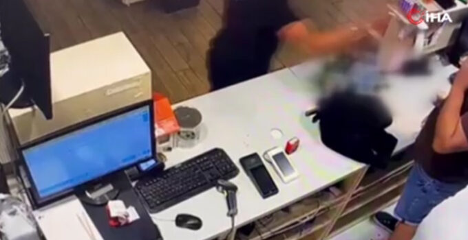 İki paket sigara için kasiyeri bıçakladılar: O anlar kamerada