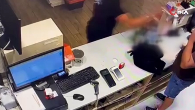 İki paket sigara için kasiyeri bıçakladılar: O anlar kamerada