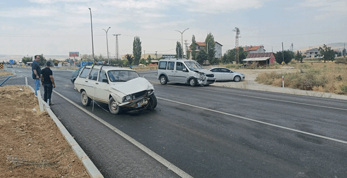 Isparta’da iki otomobil kavşakta çarpıştı: 3 yaralı