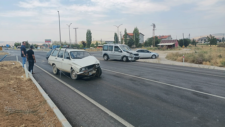 Isparta’da iki otomobil kavşakta çarpıştı: 3 yaralı