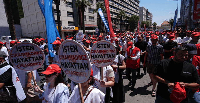 İzmir Büyükşehir Belediyesinin işten çıkardığı işçiler eylem başlattı