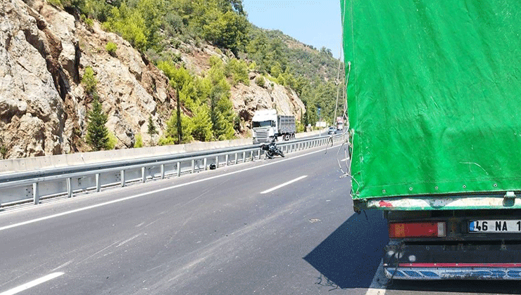 Kamyonete arkadan çarpan motosikletli yaralandı