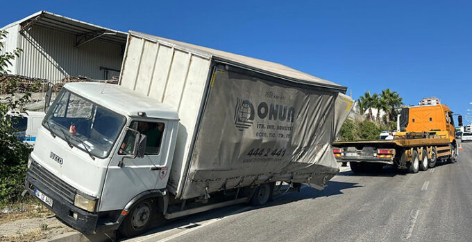 Kamyonetin freni patladı, facianın eşiğinden dönüldü