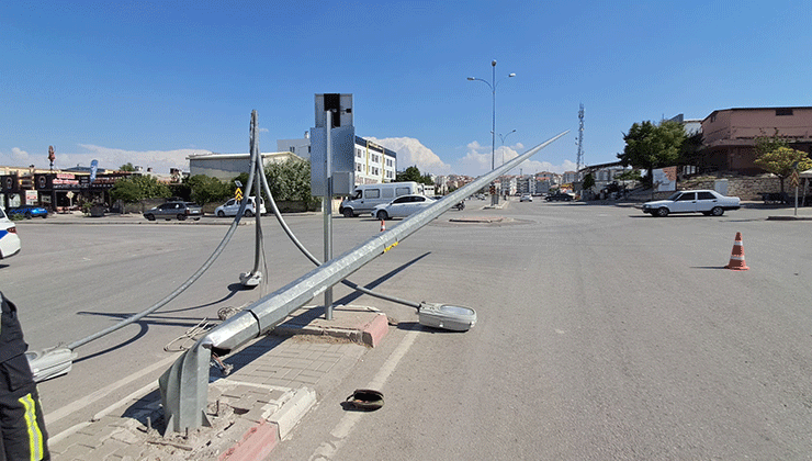 Karaman’da aydınlatma direğini deviren araç kaçtı