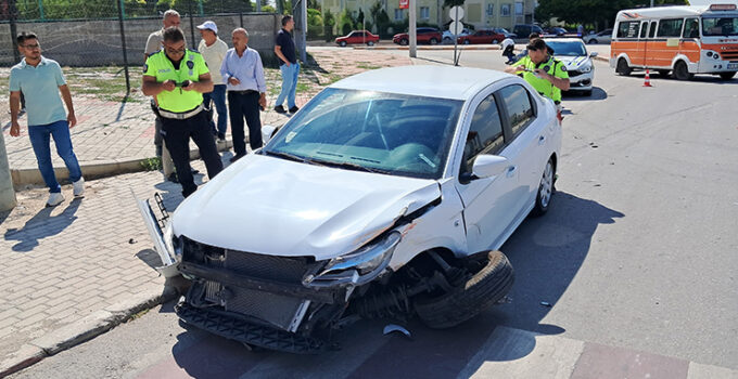 Karaman’da iki otomobil çarpıştı: 1’i çocuk 3 yaralı