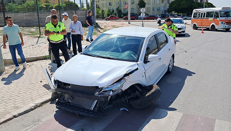 Karaman’da iki otomobil çarpıştı: 1’i çocuk 3 yaralı