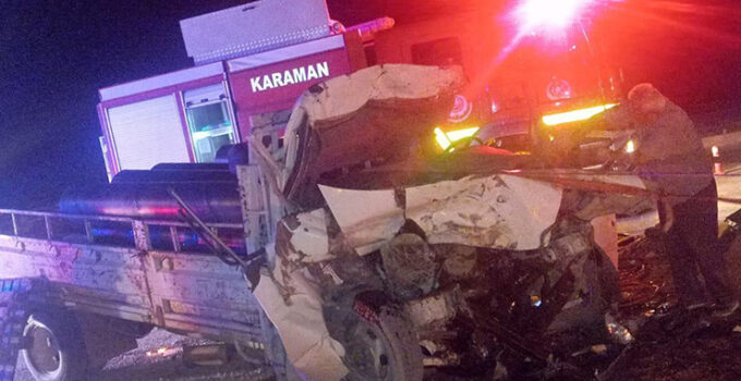 Karaman’da kamyona çarpan kamyonet sürücüsü araçta sıkıştı: 1 yaralı