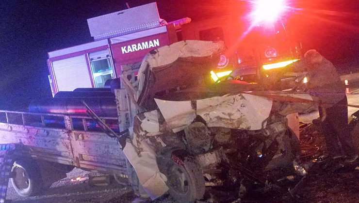 Karaman’da kamyona çarpan kamyonet sürücüsü araçta sıkıştı: 1 yaralı
