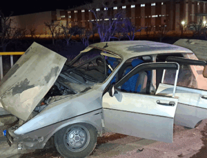 Karaman’da kontrolden çıkan otomobil bariyerlere saplandı