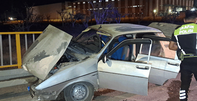 Karaman’da kontrolden çıkan otomobil bariyerlere saplandı