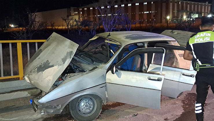 Karaman’da kontrolden çıkan otomobil bariyerlere saplandı