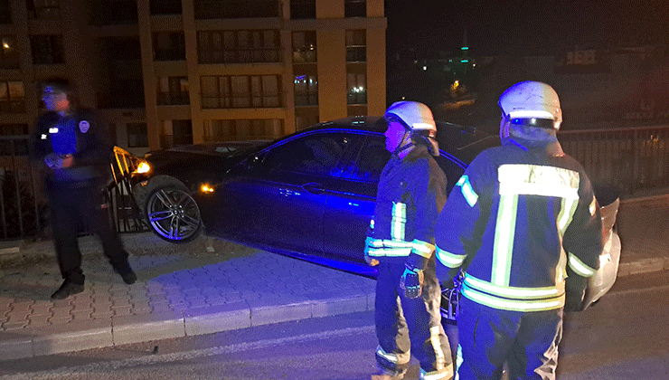 Karaman’da kontrolden çıkan otomobil demir bariyere çarparak asılı kaldı