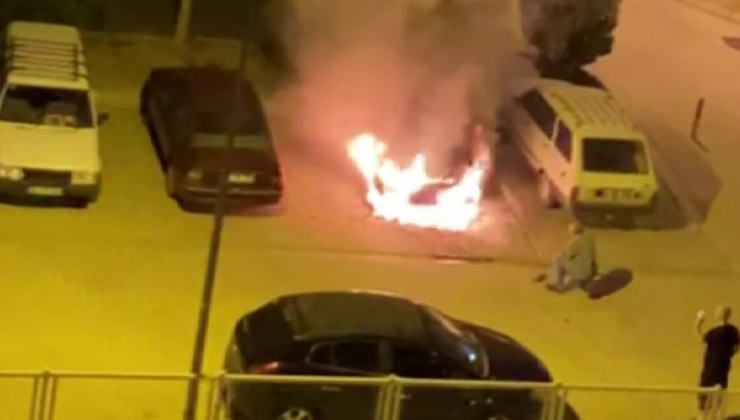 Karaman’da park halindeki otomobil alev alev yandı