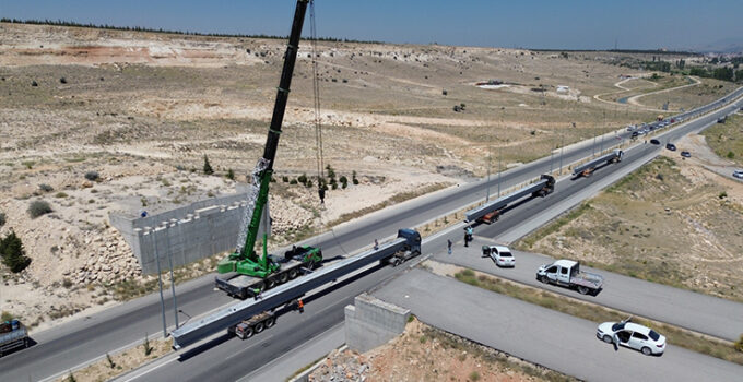 Karaman’da yeni çevre yolundaki köprülü kavşağın 60 tonluk köprü kirişleri vinçle yerleştirildi