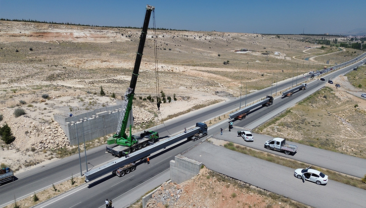 Karaman’da yeni çevre yolundaki köprülü kavşağın 60 tonluk köprü kirişleri vinçle yerleştirildi