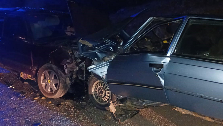 Kastamonu’da iki otomobil kafa kafaya çarpıştı: 3 yaralı
