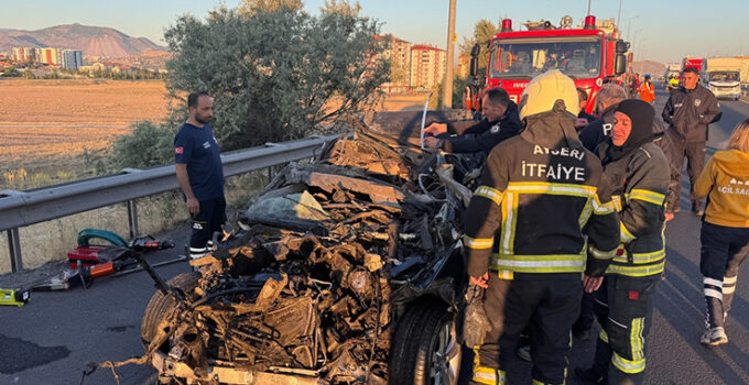Kayseri’de otomobil tıra çarptı: 1 ölü