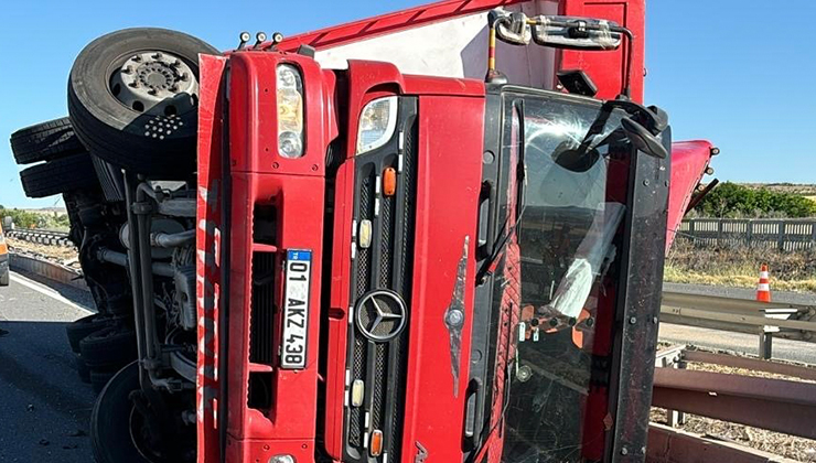 Kontrolden çıkan kamyon devrildi: 1 kişi yaralandı