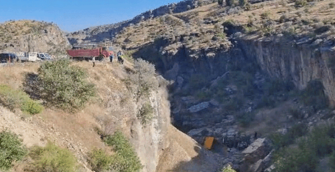 Kontrolden çıkan kamyon uçuruma düştü: 1 ölü