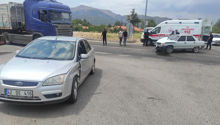 Konya kara yolu üzerinde iki otomobil çarpıştı: 4 yaralı