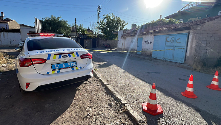 Konya’da ahşap plakaya takılan motosiklet duvara çarptı
