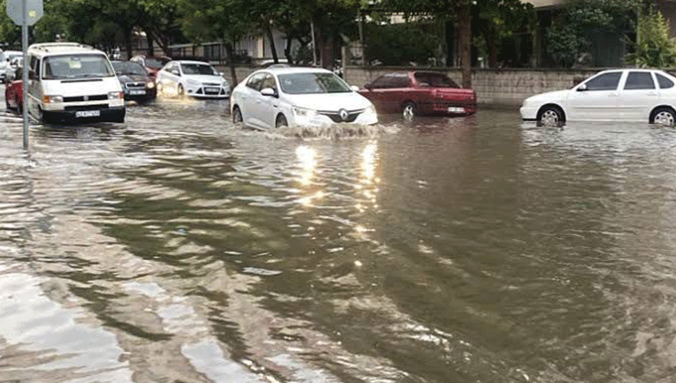 Konya’da ani sağanak yağış trafiği felç etti