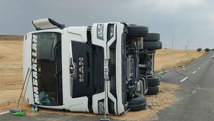 Konya’da buğday yüklü kamyon devrildi: 1 yaralı