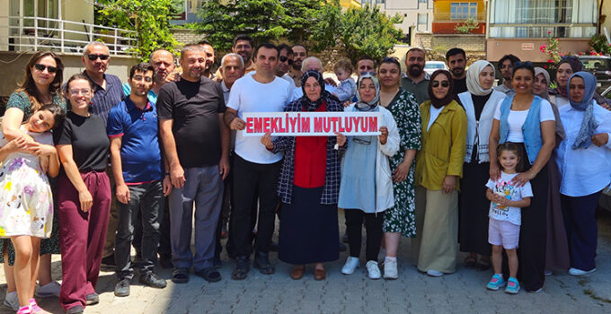 Konya’da emekli olan Nuriye öğretmen için veda konvoyu düzenlendi