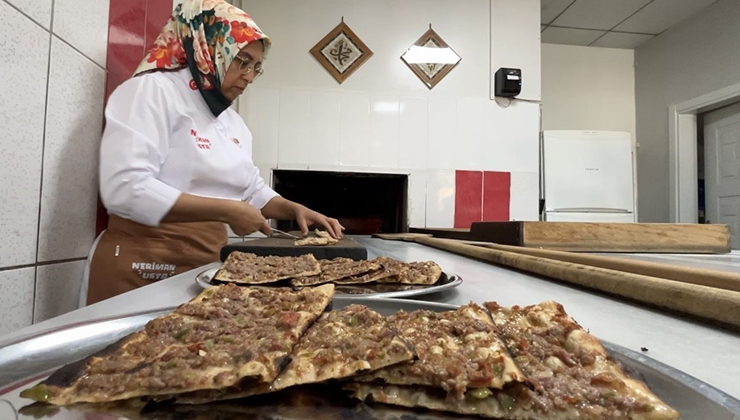 Konya’da etli ekmek kadın ustanın elinde lezzet buluyor