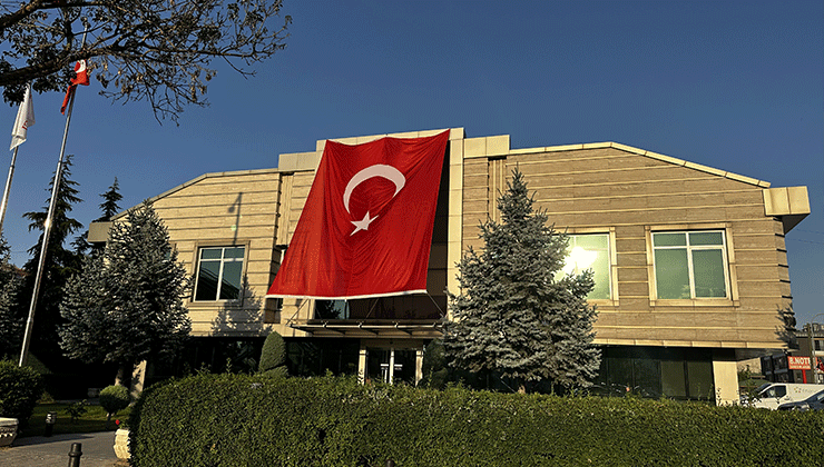 Konya’da kamu binalarına “Terörsüz Türkiye”ye destek için Türk bayrakları asıldı