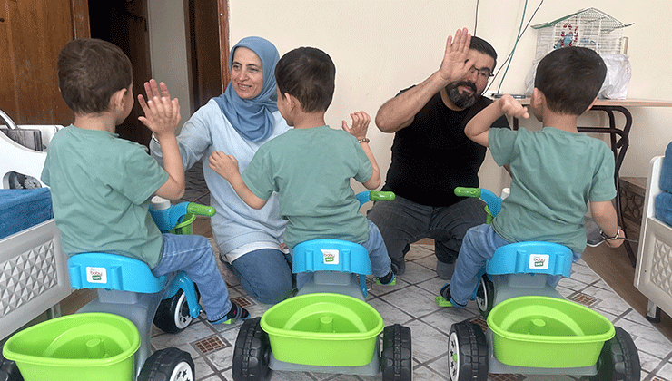Konya’da koruyucu ailesi oldukları üçüzlerle evlerini şenlendirdiler