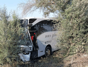 Konya’da otobüs şarampole inip ağaçlara çarptı: 3’ü çocuk, 7 yaralı