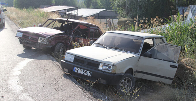 Konya’da otomobil emniyet şeridindeki otomobile çarptı: 2 yaralı