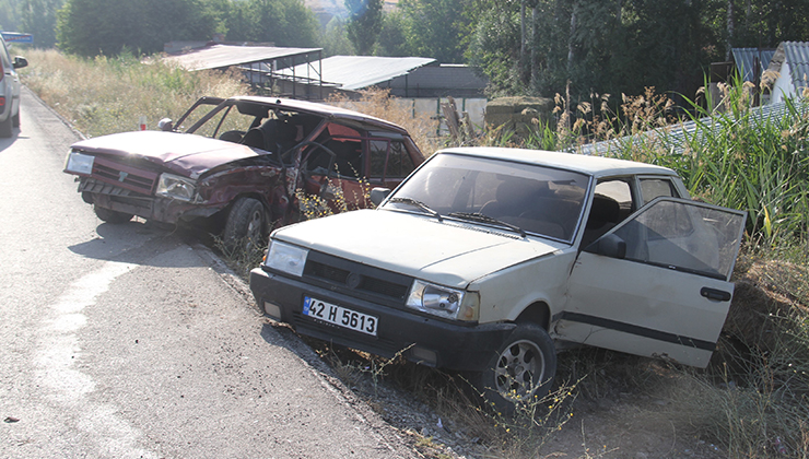 Konya’da otomobil emniyet şeridindeki otomobile çarptı: 2 yaralı