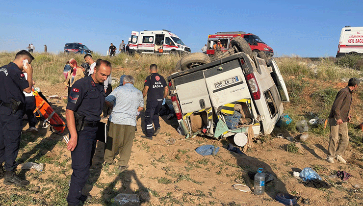 Konya’da tarım işçilerini taşıyan minibüs devrildi, 15 kişi yaralandı