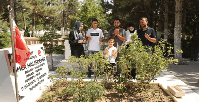 Konyalılar, 15 Temmuz kahramanı şehit Ömer Halisdemir’in kabrine akın etti
