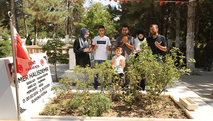 Konyalılar, 15 Temmuz kahramanı şehit Ömer Halisdemir’in kabrine akın etti