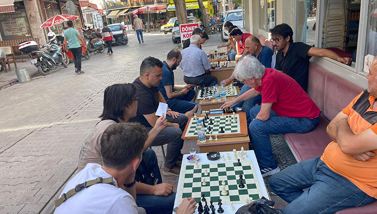 Kuşakları satrançta bir araya getiren kahvehane