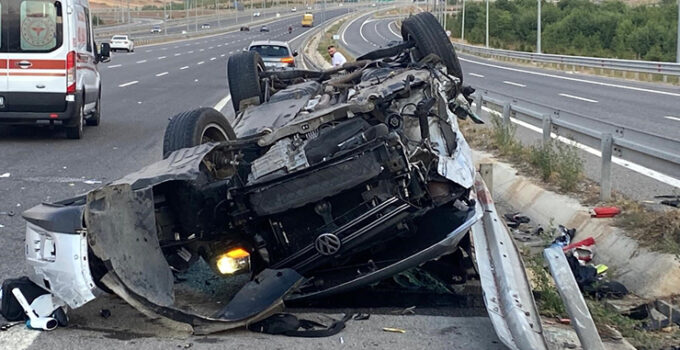 Kuzey Marmara’da otomobil yön tabelasına çarptı: 1 ölü, 4 yaralı