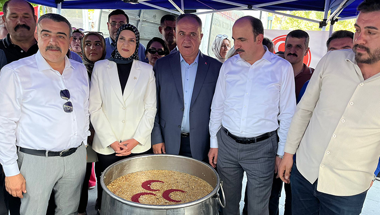MHP Konya İl Başkanlığı’ndan Zafer Meydanı’nda aşure ikramı