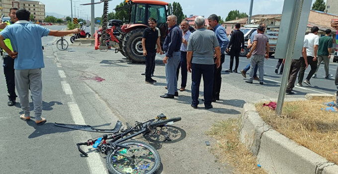 Minibüsün çarptığı 14 yaşındaki bisikletli çocuk hayatını kaybetti
