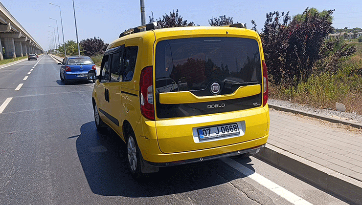 Müşteri almak için duran taksiye çarptı: 1 yaralı