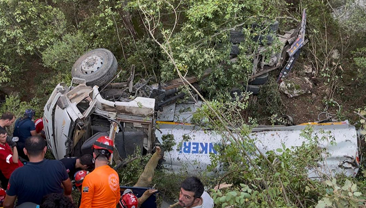 Orman yangınını söndürmeye giden tanker uçuruma yuvarlandı: 1 ölü 2 yaralı