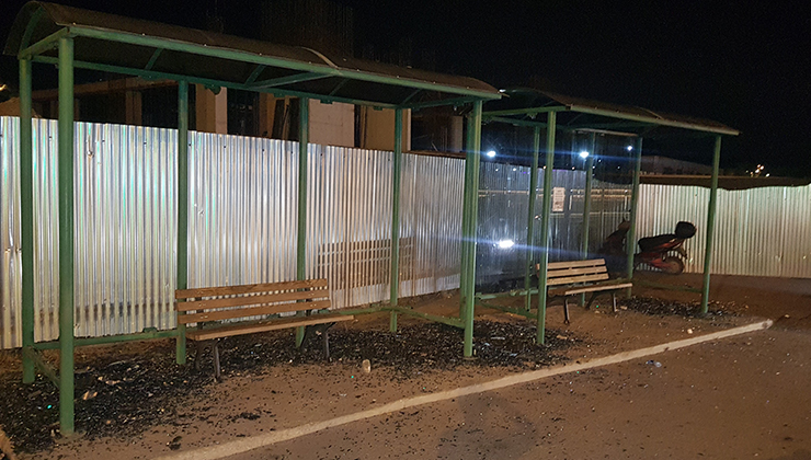 Otobüs durağının camlarını kıran şahıs kamerada
