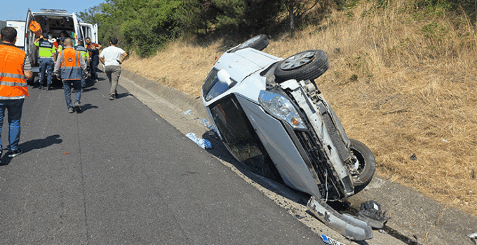 Otoyolda takla atan otomobilde 4 kişi yaralandı