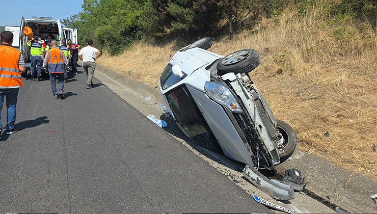 Otoyolda takla atan otomobilde 4 kişi yaralandı