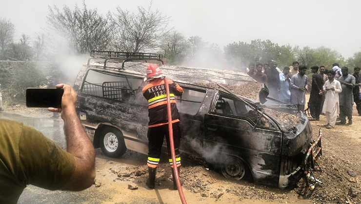 Pakistan’da öğrenci servisi alev aldı: 1 ölü, 10 yaralı